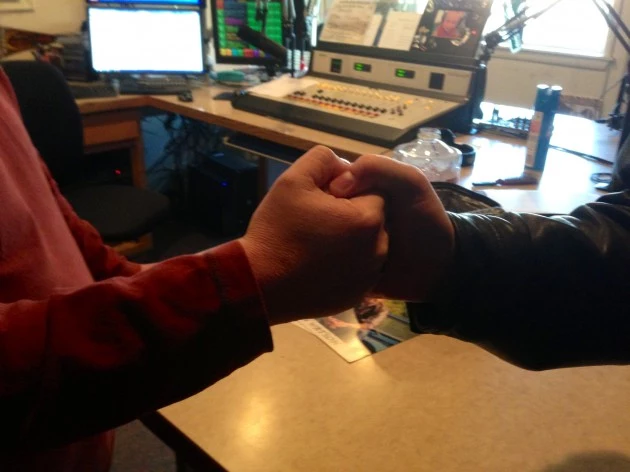 handshake-finger-clutch-630x472 handshake-finger-clutch-630x472